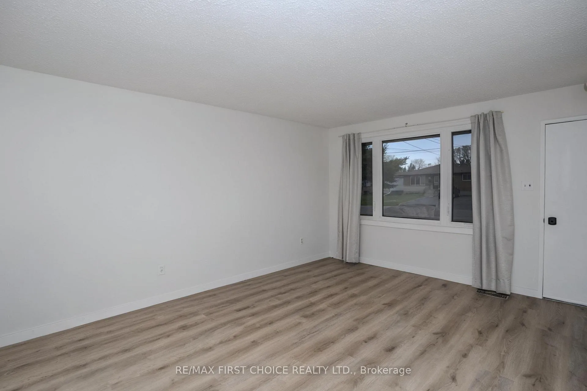 Photo 4 of 435 Dublin Avenue, Thunder Bay, John Street North — HOMEH