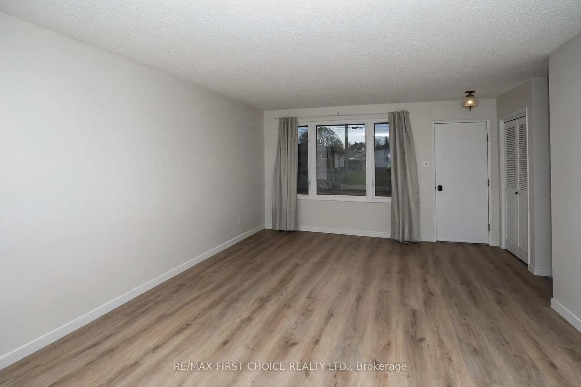 Photo 5 of 435 Dublin Avenue, Thunder Bay, John Street North — HOMEH