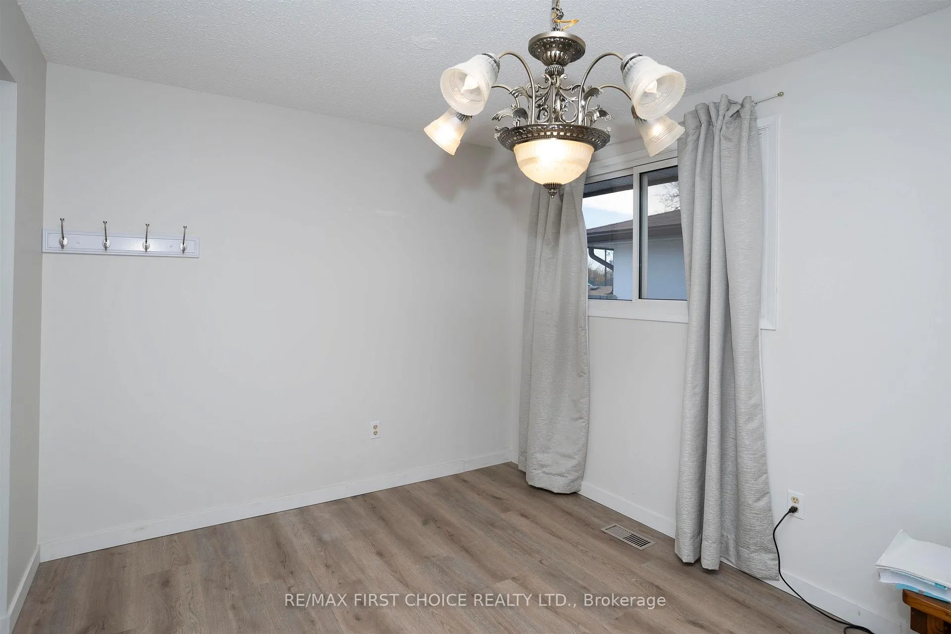 Photo 8 of 435 Dublin Avenue, Thunder Bay, John Street North — HOMEH