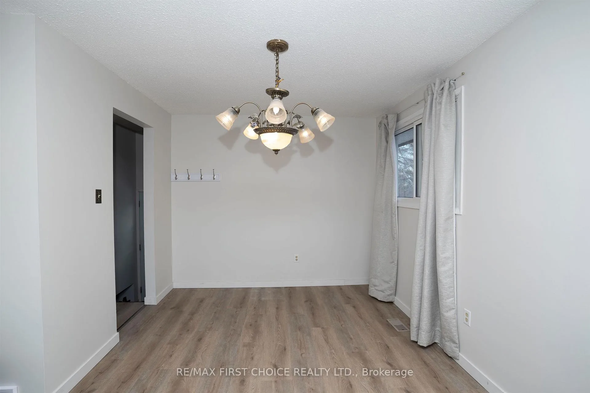 Photo 9 of 435 Dublin Avenue, Thunder Bay, John Street North — HOMEH