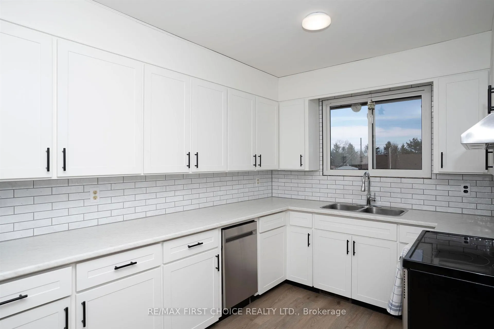 Photo 10 of 435 Dublin Avenue, Thunder Bay, John Street North — HOMEH
