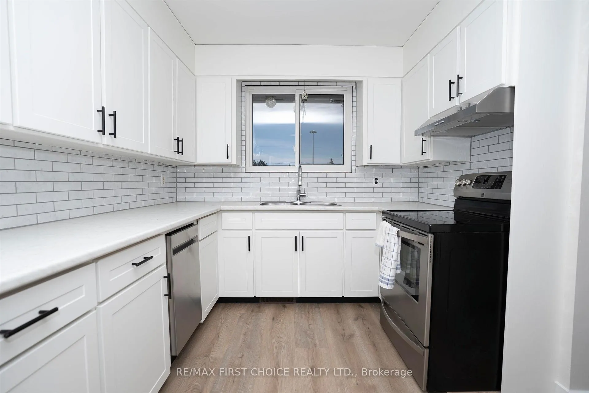 Photo 11 of 435 Dublin Avenue, Thunder Bay, John Street North — HOMEH