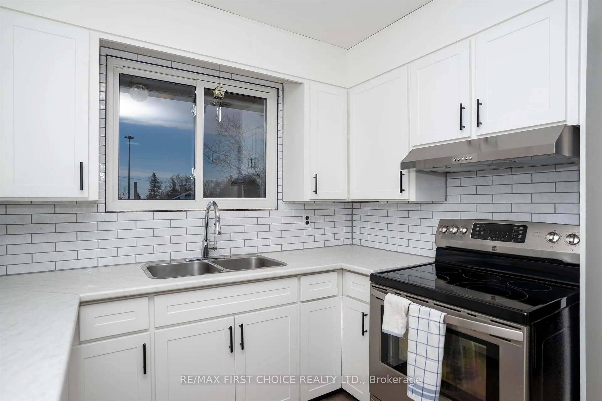 Photo 12 of 435 Dublin Avenue, Thunder Bay, John Street North — HOMEH