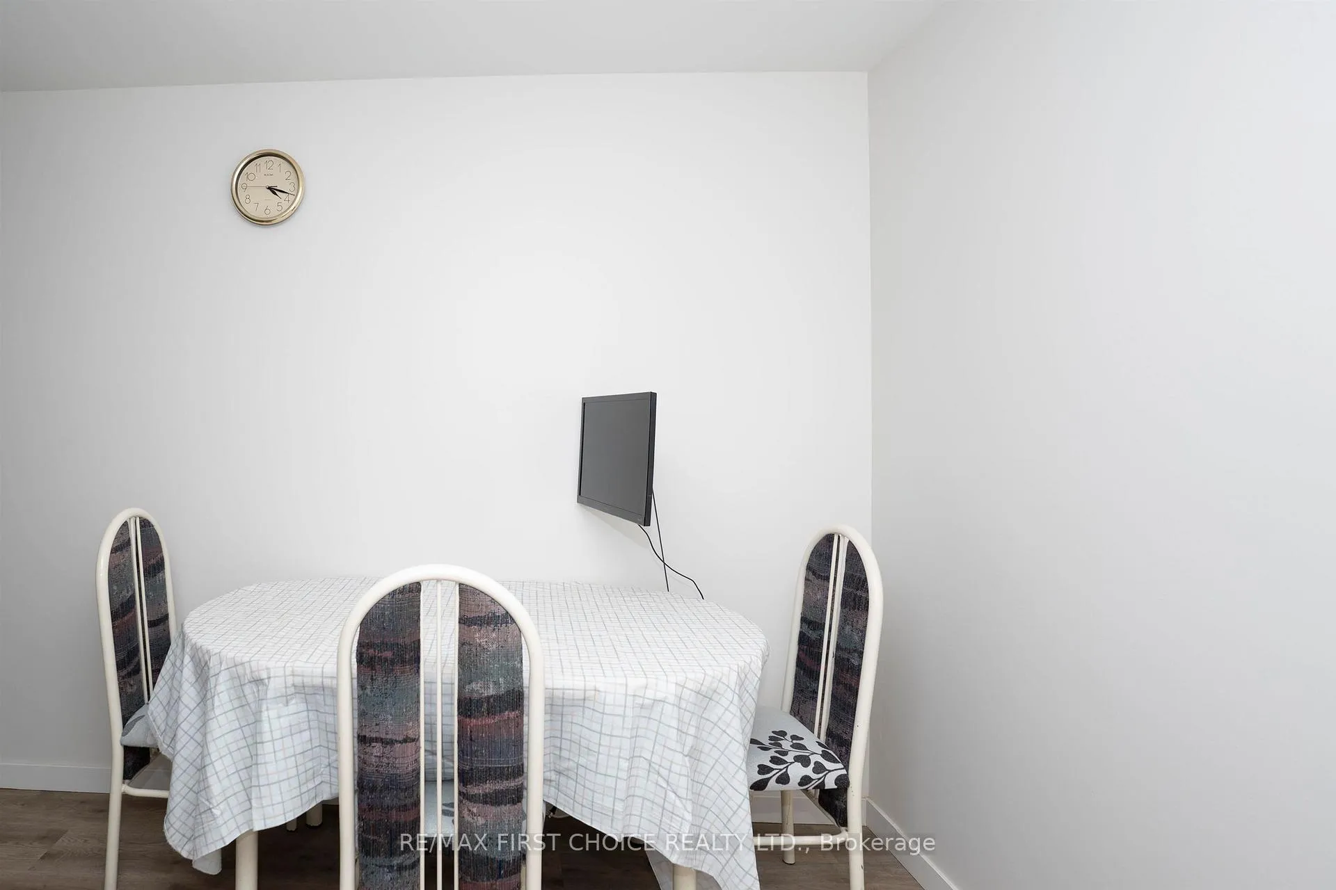 Photo 13 of 435 Dublin Avenue, Thunder Bay, John Street North — HOMEH