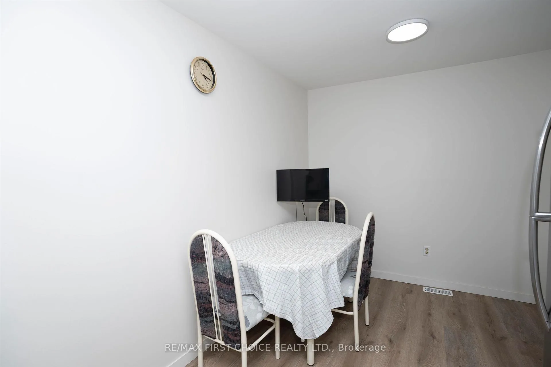 Photo 15 of 435 Dublin Avenue, Thunder Bay, John Street North — HOMEH