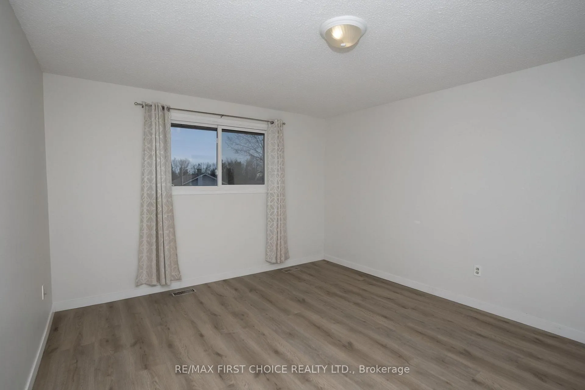 Photo 17 of 435 Dublin Avenue, Thunder Bay, John Street North — HOMEH