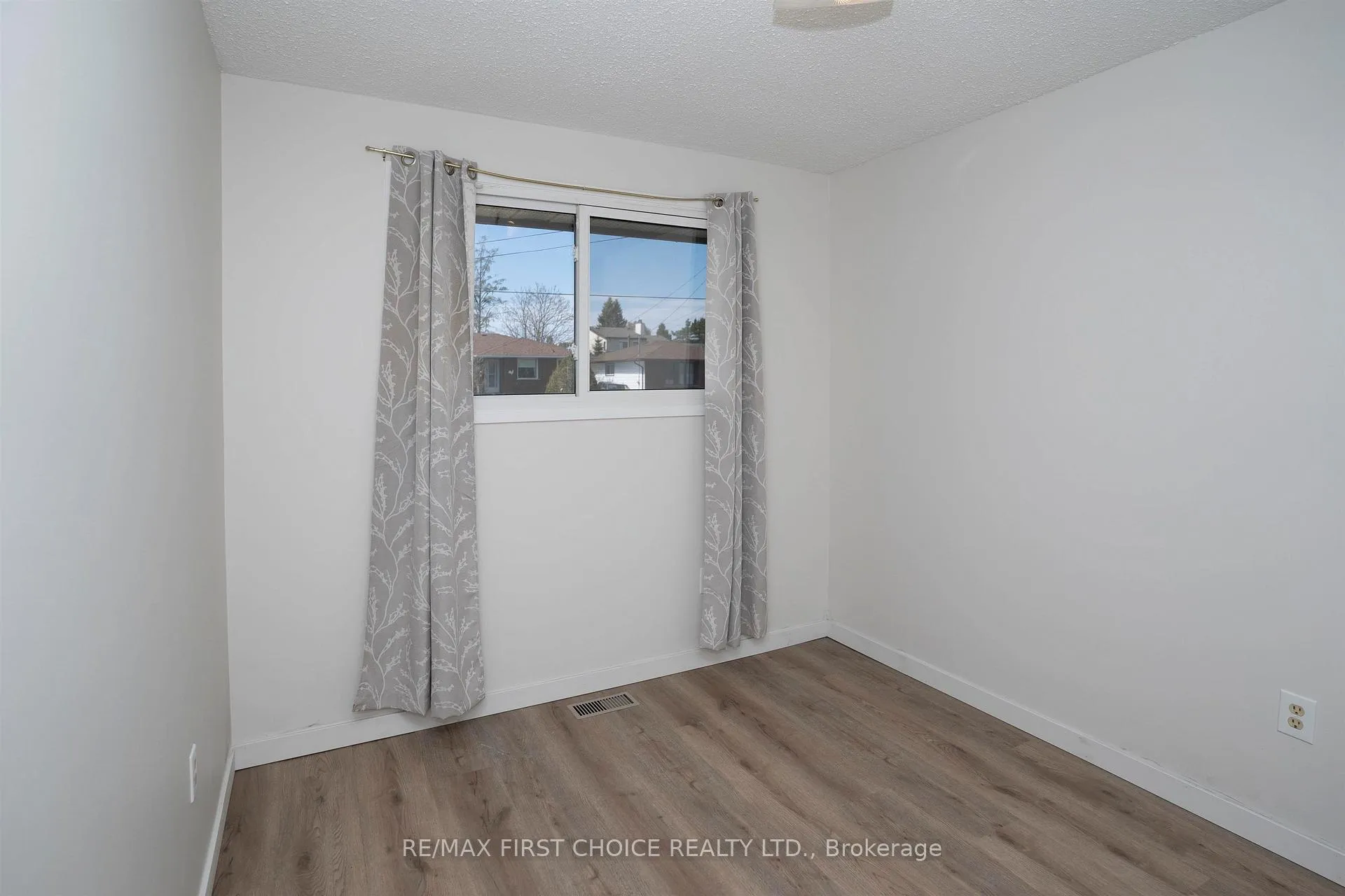 Photo 20 of 435 Dublin Avenue, Thunder Bay, John Street North — HOMEH