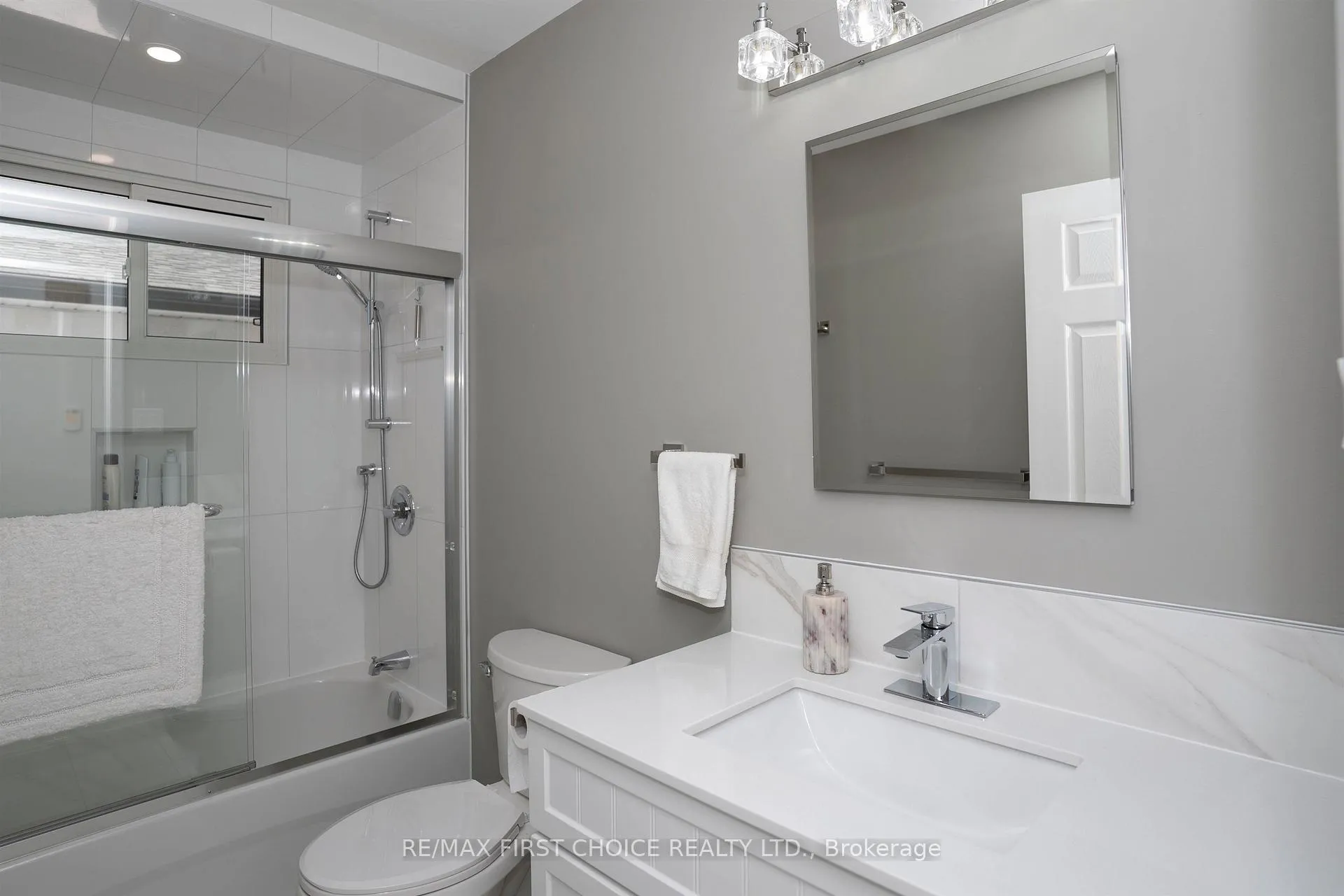 Photo 22 of 435 Dublin Avenue, Thunder Bay, John Street North — HOMEH