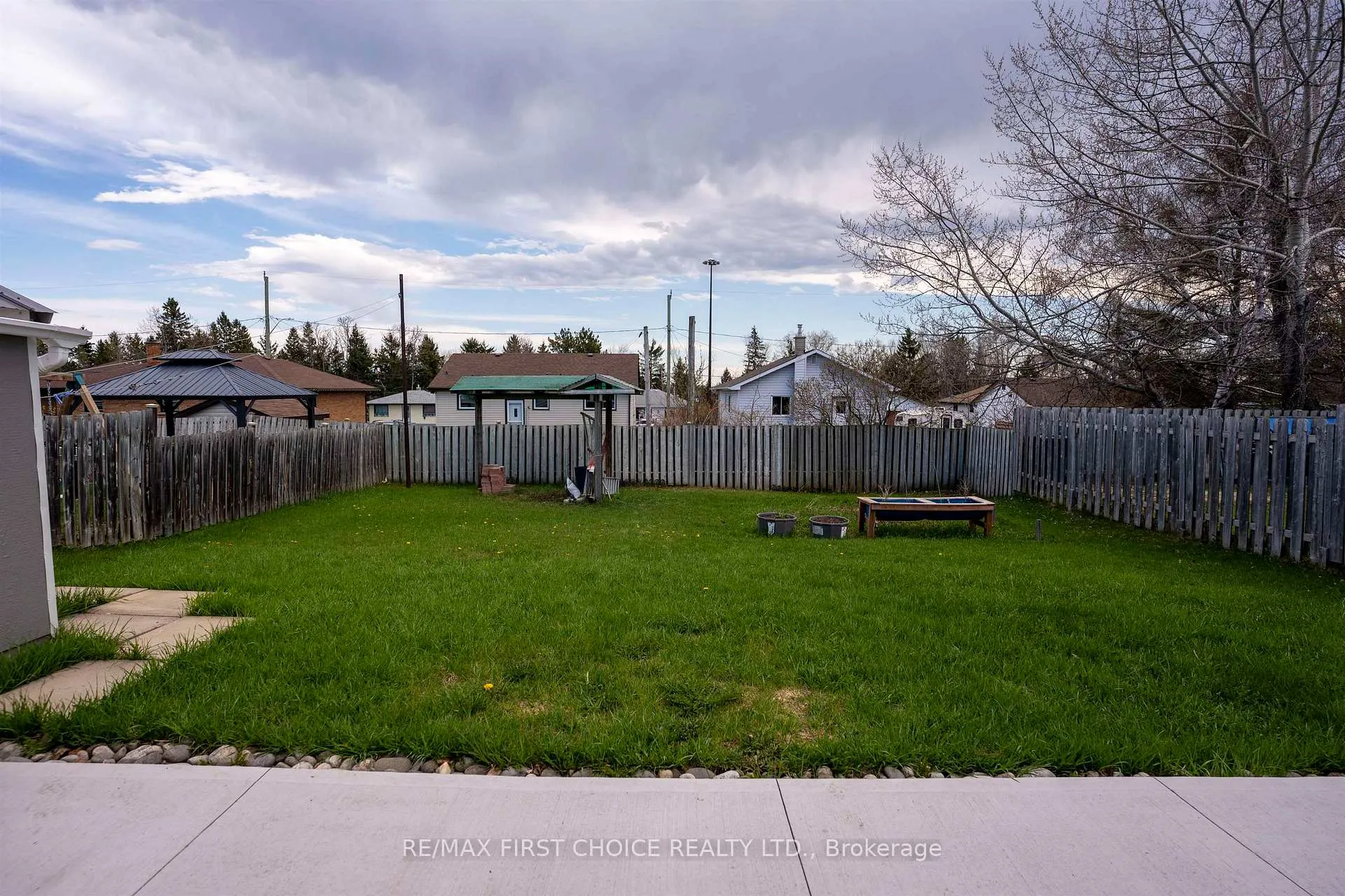 Photo 36 of 435 Dublin Avenue, Thunder Bay, John Street North — HOMEH