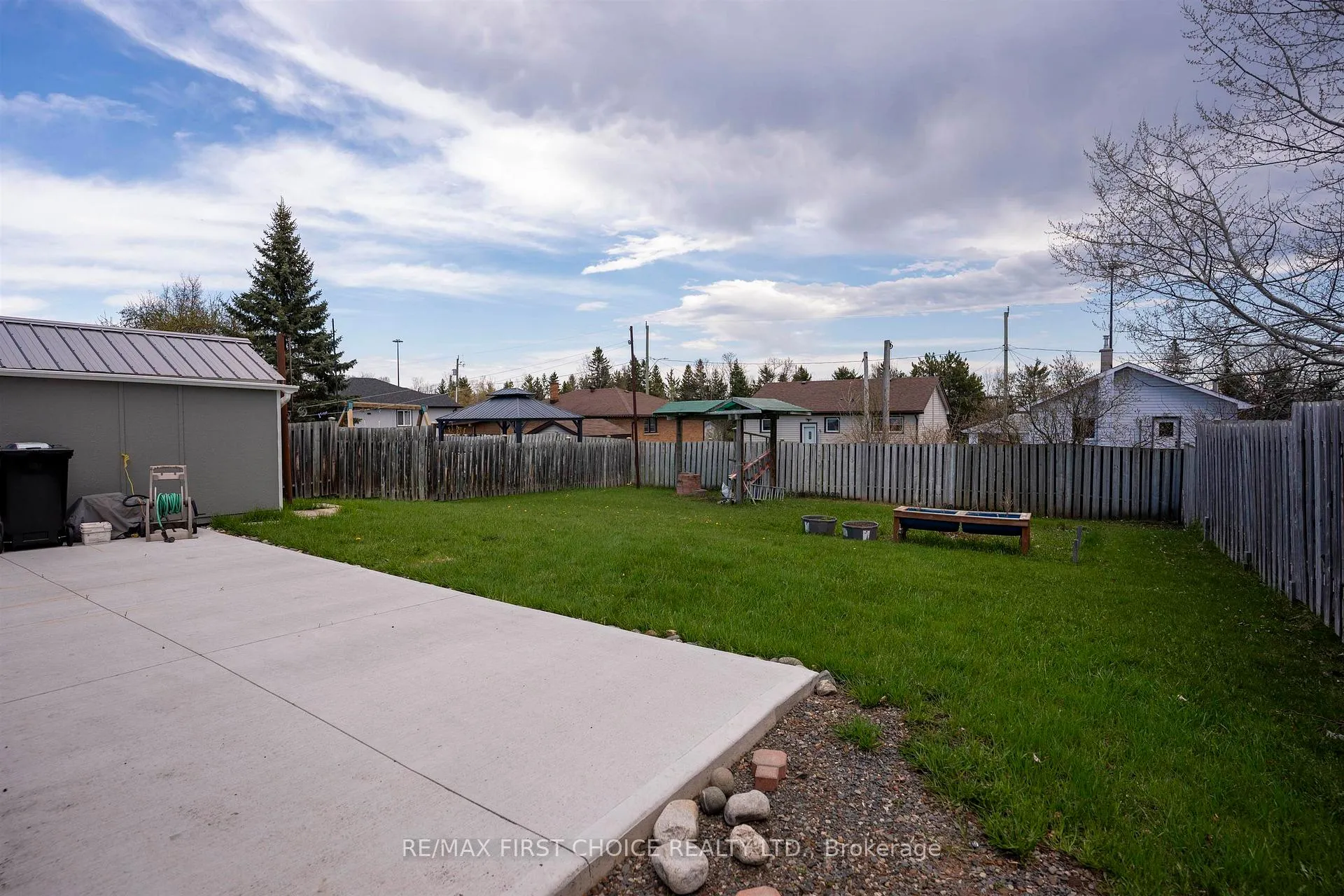 Photo 37 of 435 Dublin Avenue, Thunder Bay, John Street North — HOMEH