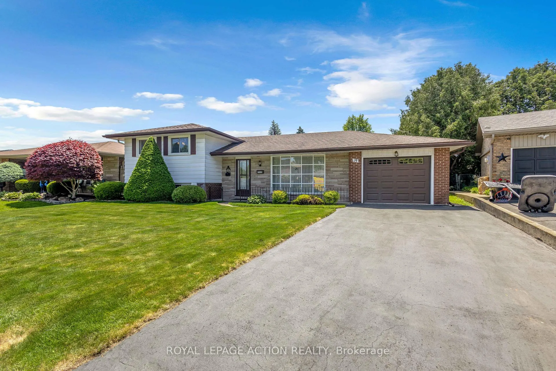 Photo 2 of 19 Pippin Drive, Brantford, Fairview - Brantford — HOMEH