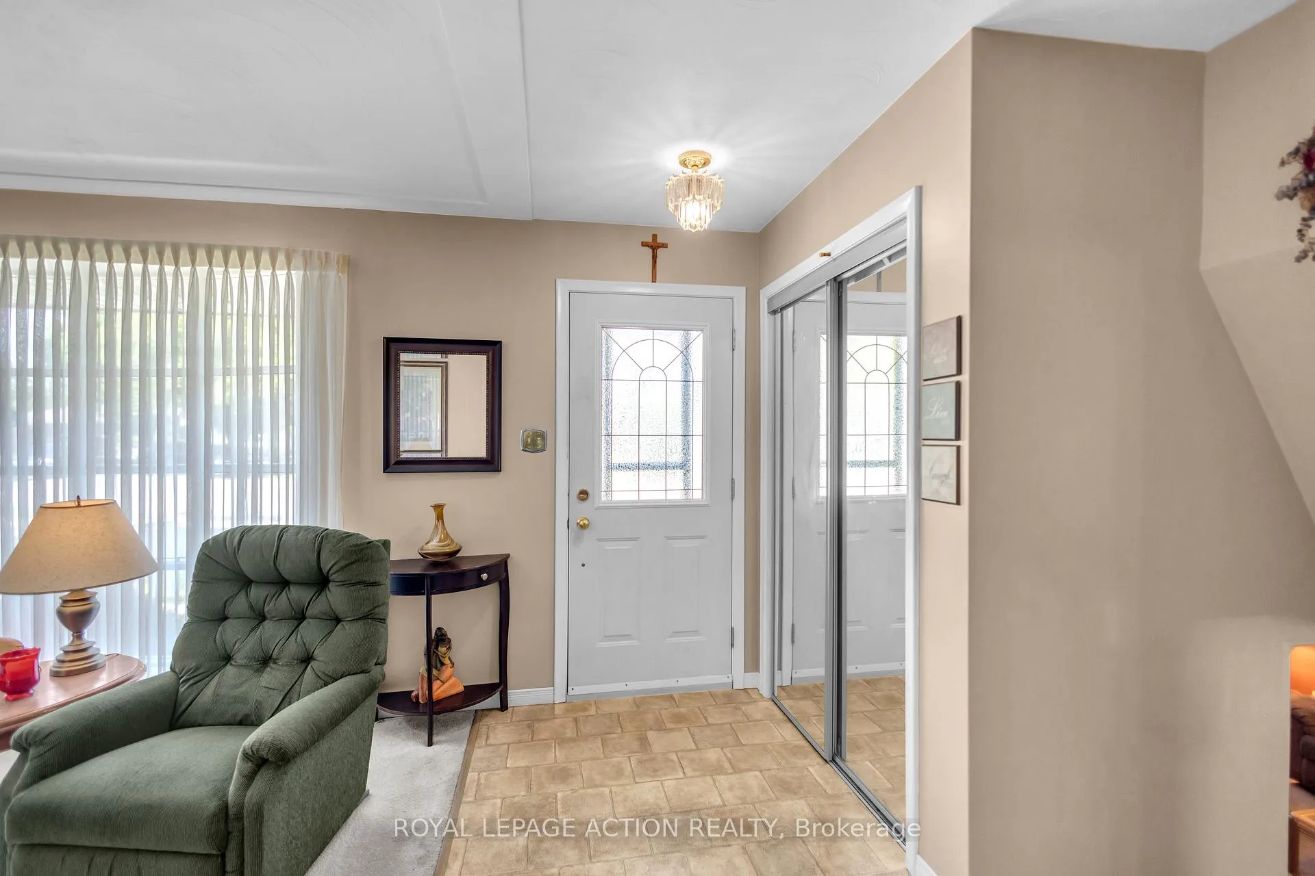 Photo 4 of 19 Pippin Drive, Brantford, Fairview - Brantford — HOMEH