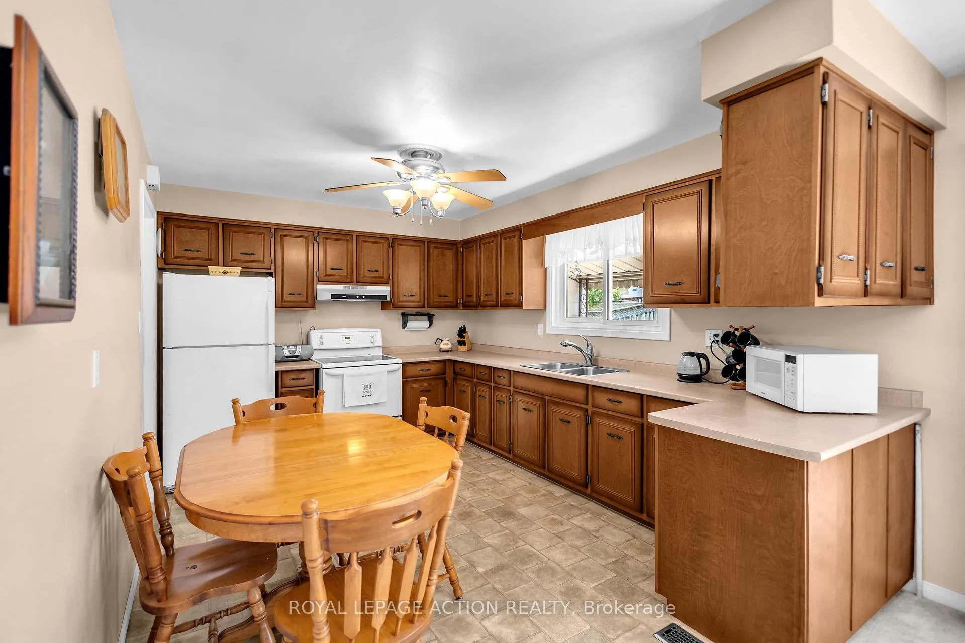 Photo 11 of 19 Pippin Drive, Brantford, Fairview - Brantford — HOMEH