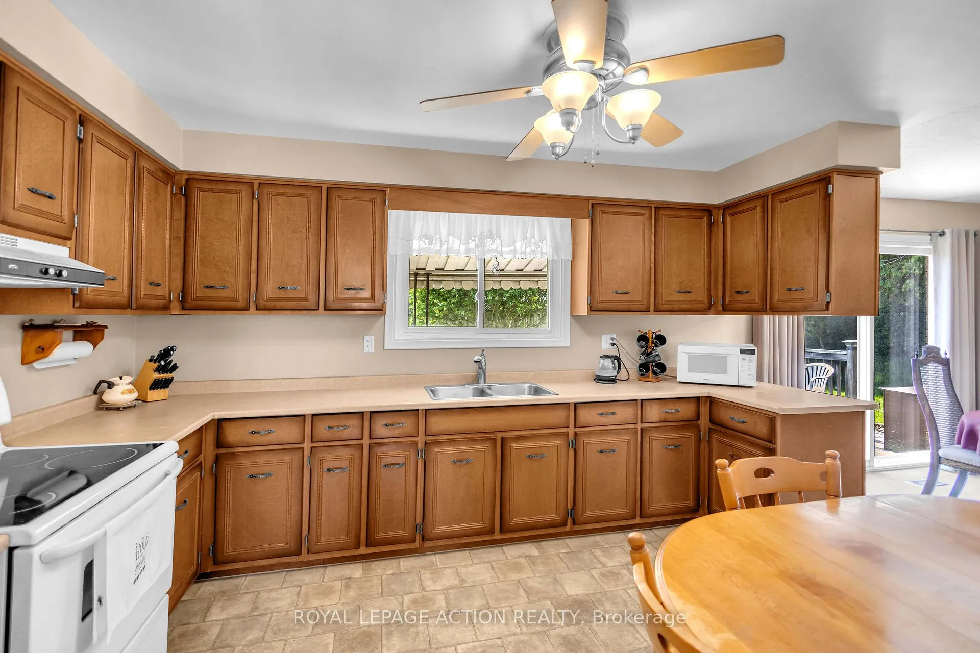 Photo 12 of 19 Pippin Drive, Brantford, Fairview - Brantford — HOMEH