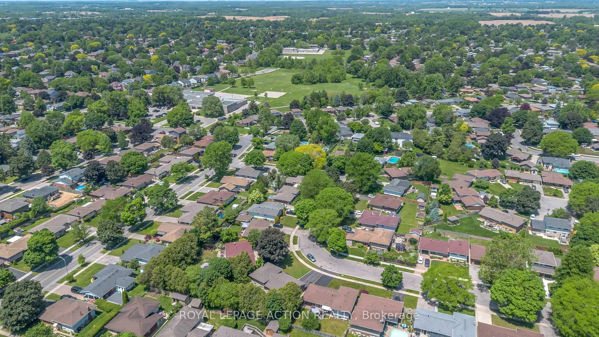 Photo 38 of 19 Pippin Drive, Brantford, Fairview - Brantford — HOMEH