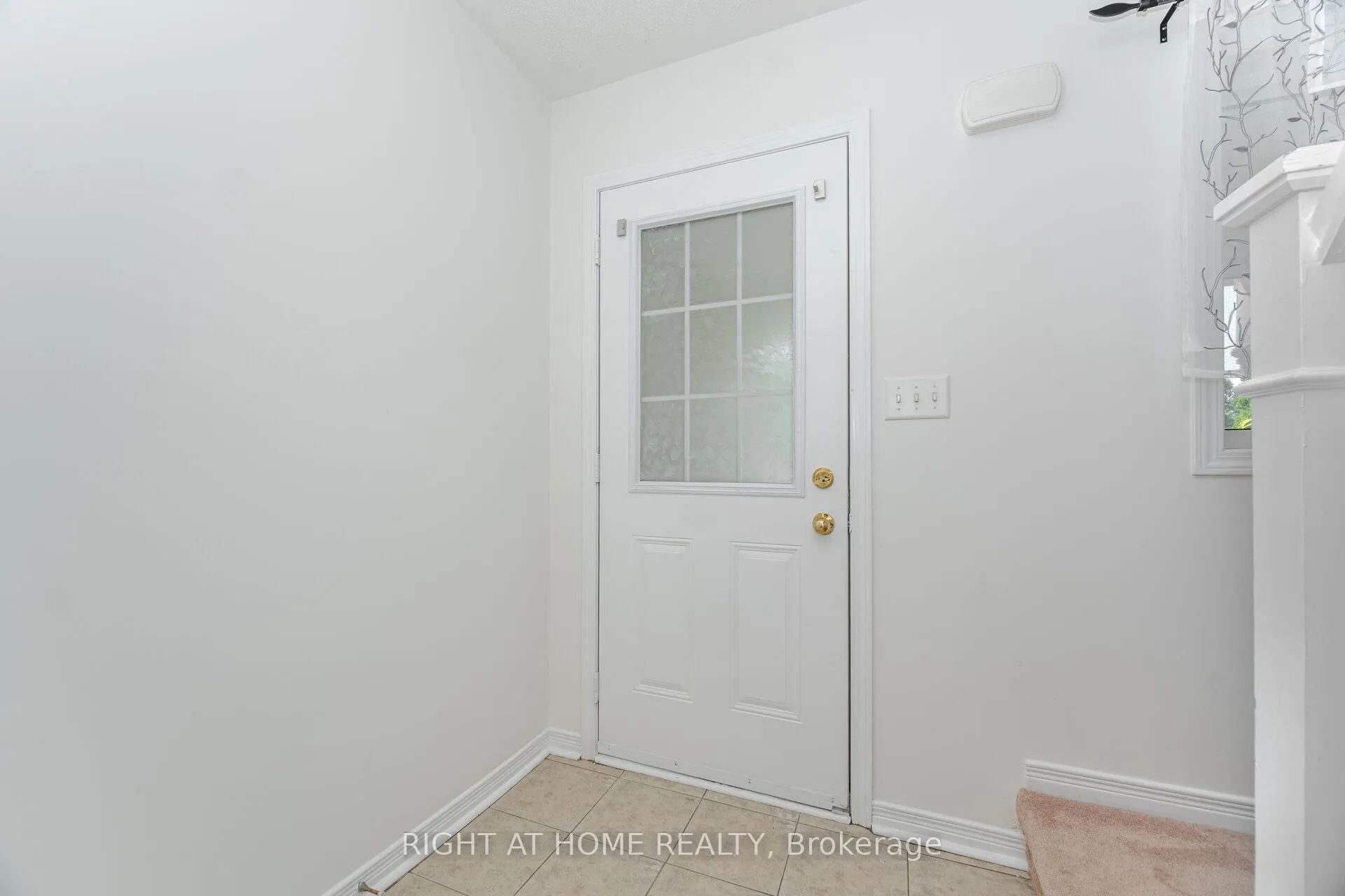 Photo 5 of 23 Peartree Court, Barrie, Allandale Heights — HOMEH