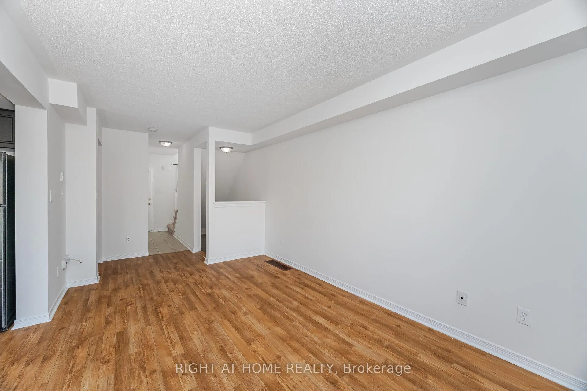 Photo 7 of 23 Peartree Court, Barrie, Allandale Heights — HOMEH