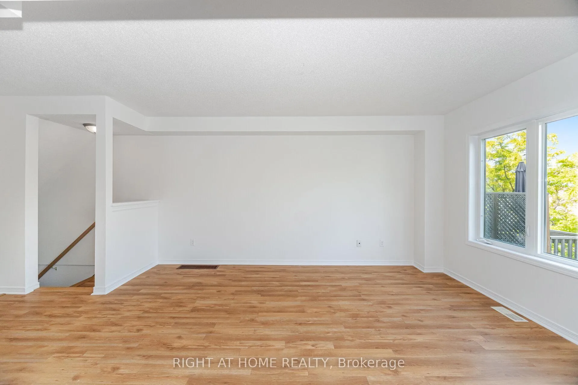 Photo 10 of 23 Peartree Court, Barrie, Allandale Heights — HOMEH