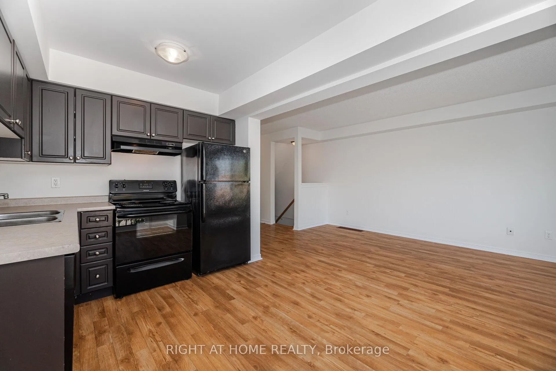 Photo 15 of 23 Peartree Court, Barrie, Allandale Heights — HOMEH