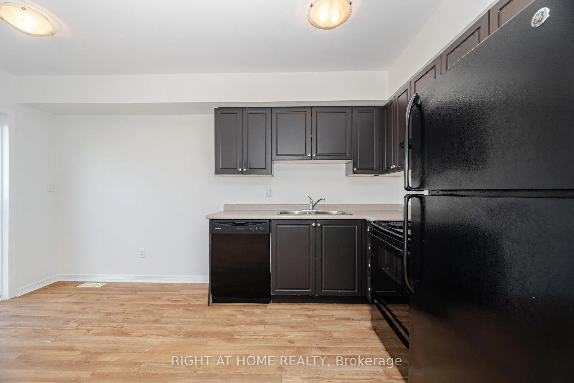 Photo 16 of 23 Peartree Court, Barrie, Allandale Heights — HOMEH