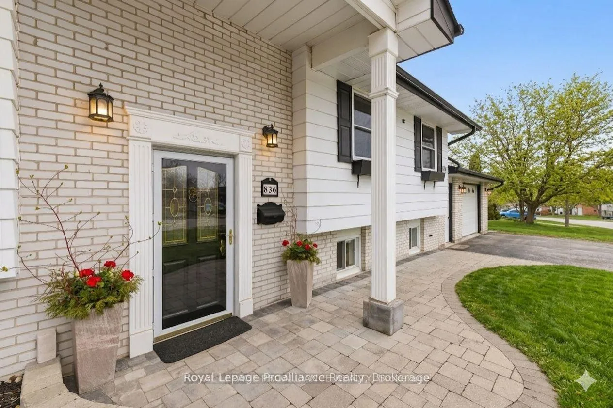 Photo 3 of 836 Stewart Drive, Peterborough, Ashburnham Ward 4 — HOMEH