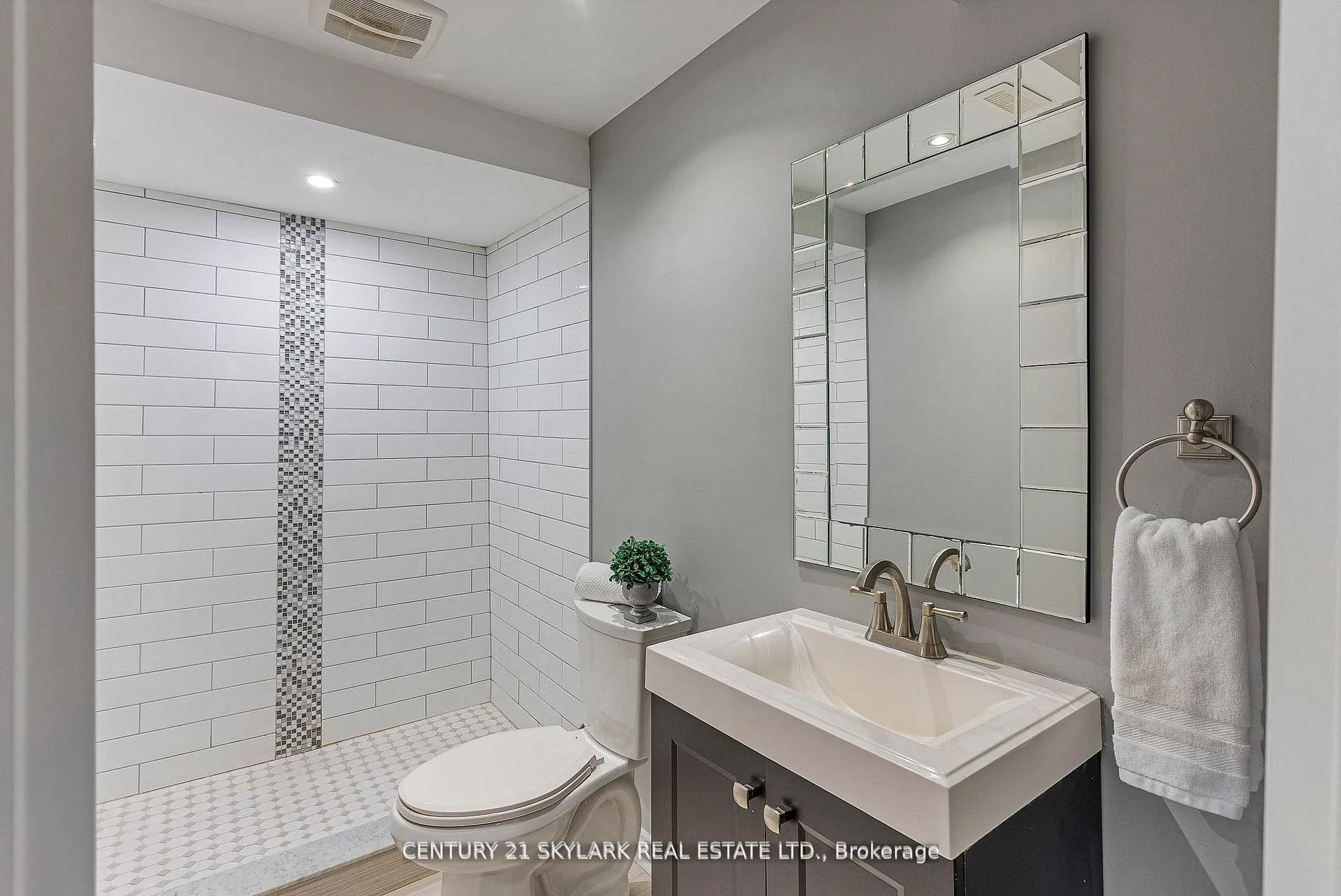 Photo 37 of 12 Carrington Place, Whitby, Williamsburg — HOMEH