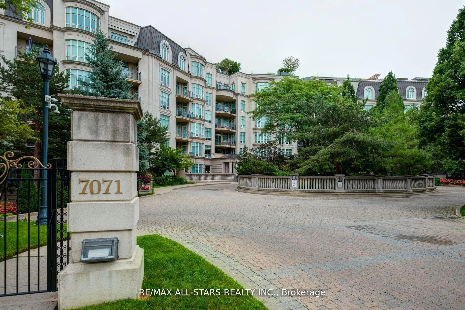 Front of Unit 211, 7071 Bayview Avenue