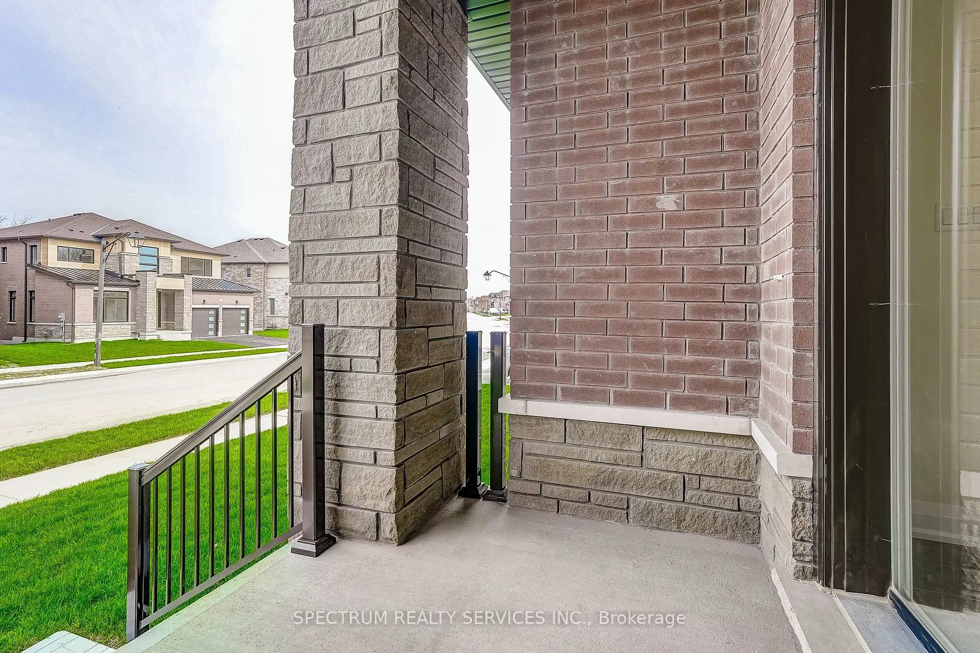 Photo 5 of 33 Dore Drive, Brantford — HOMEH