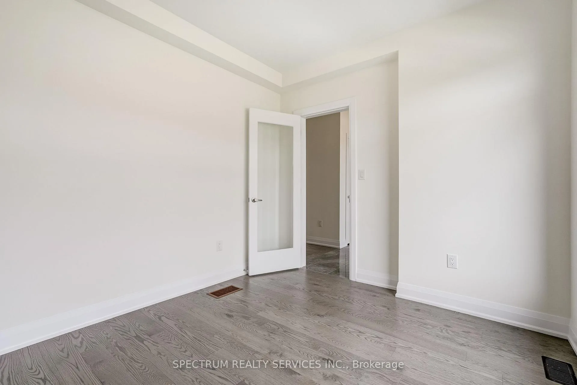 Photo 9 of 33 Dore Drive, Brantford — HOMEH