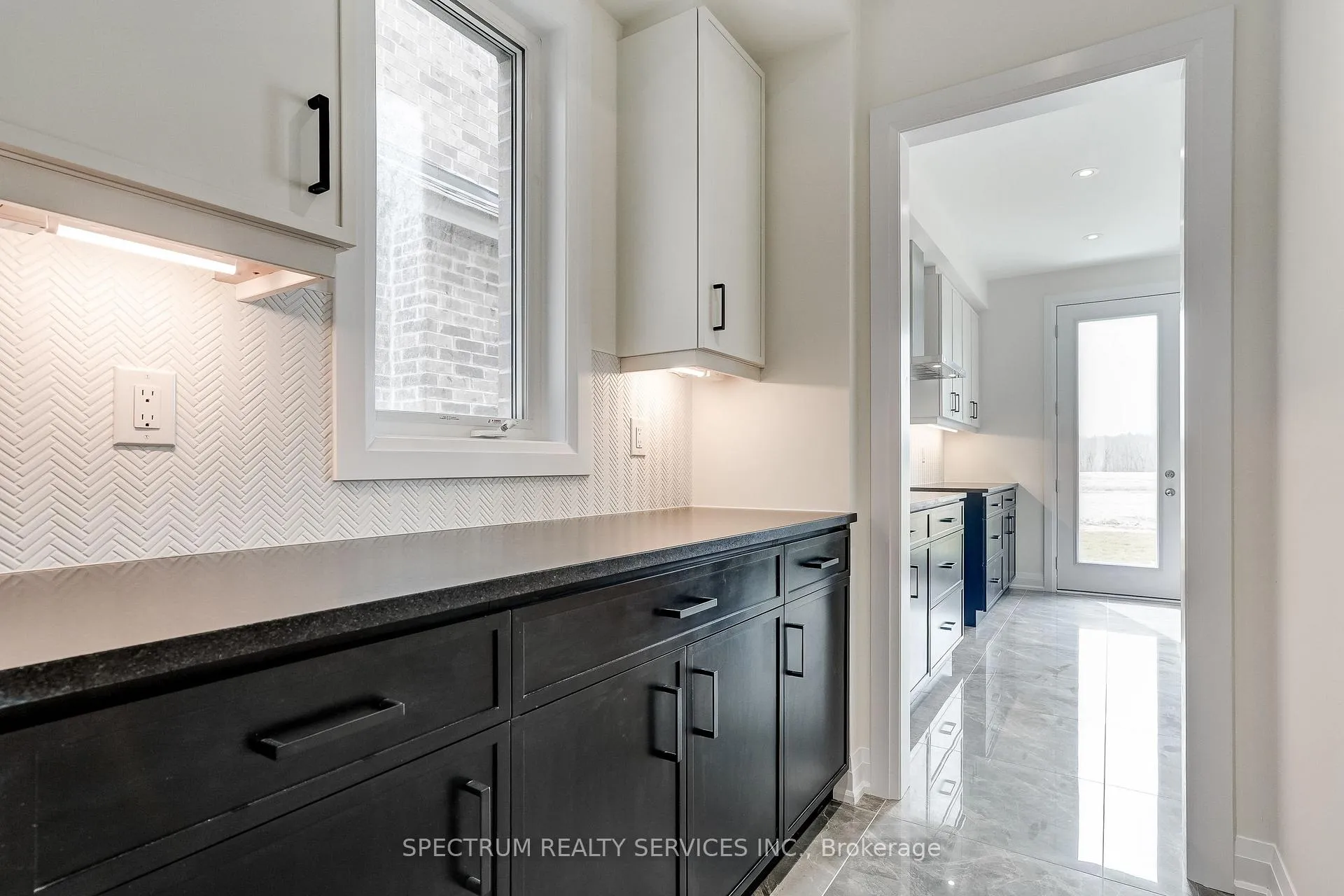 Photo 12 of 33 Dore Drive, Brantford — HOMEH