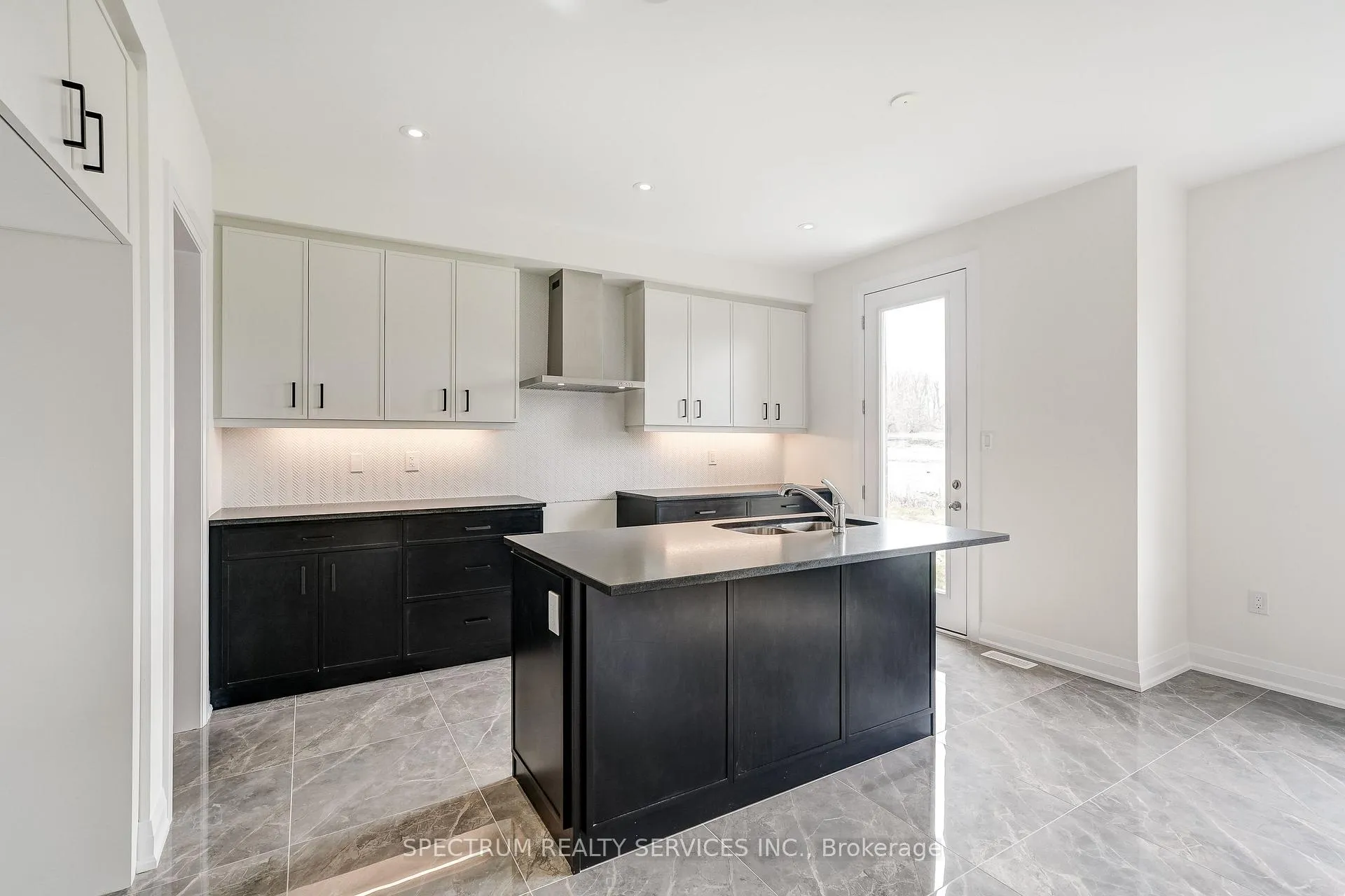 Photo 16 of 33 Dore Drive, Brantford — HOMEH