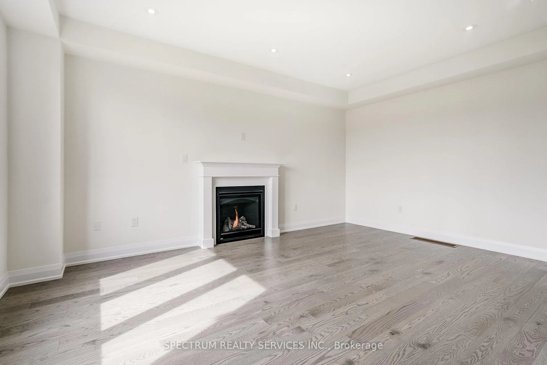 Photo 21 of 33 Dore Drive, Brantford — HOMEH