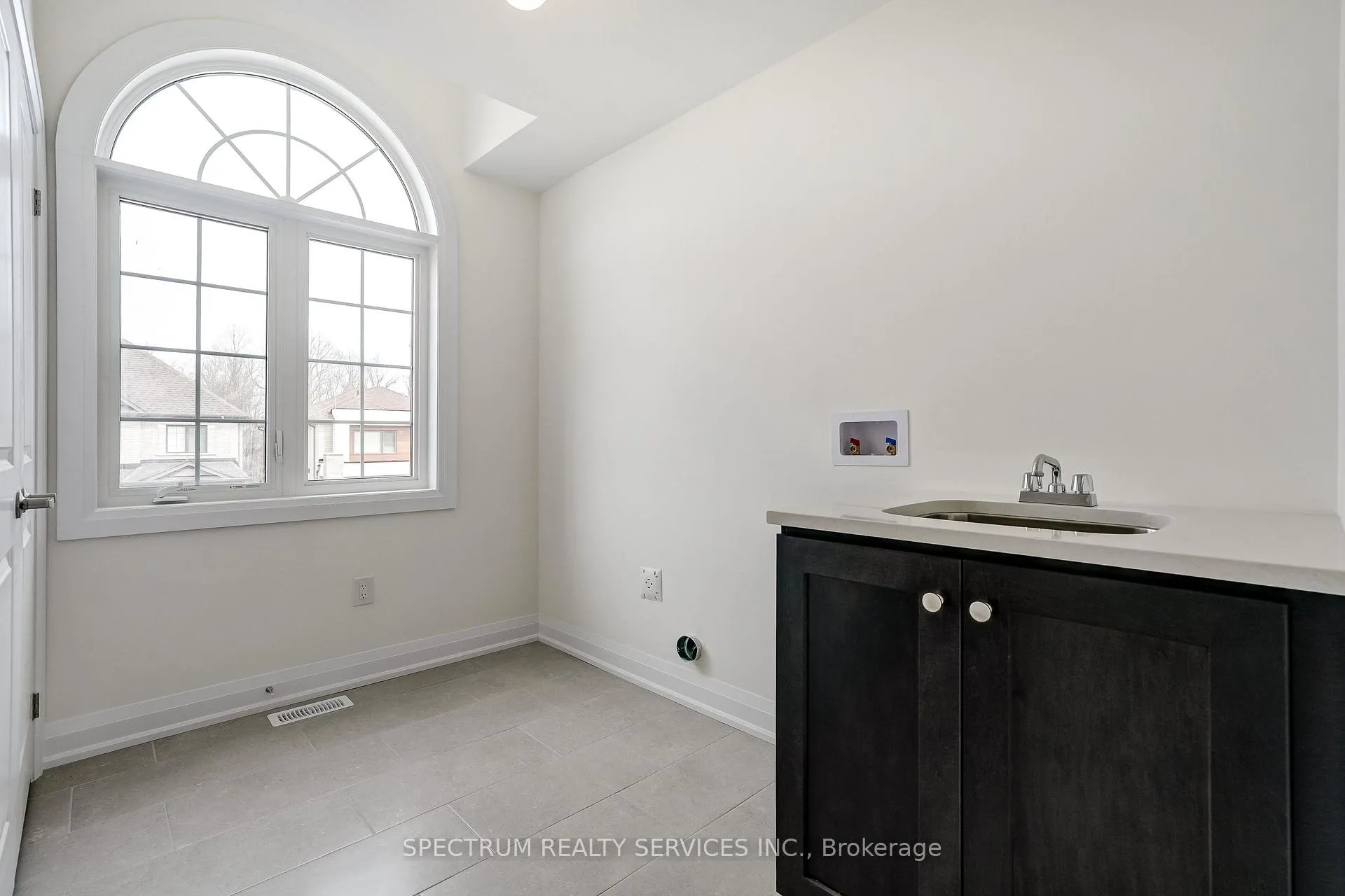 Photo 37 of 35 Dore Drive, Brantford — HOMEH