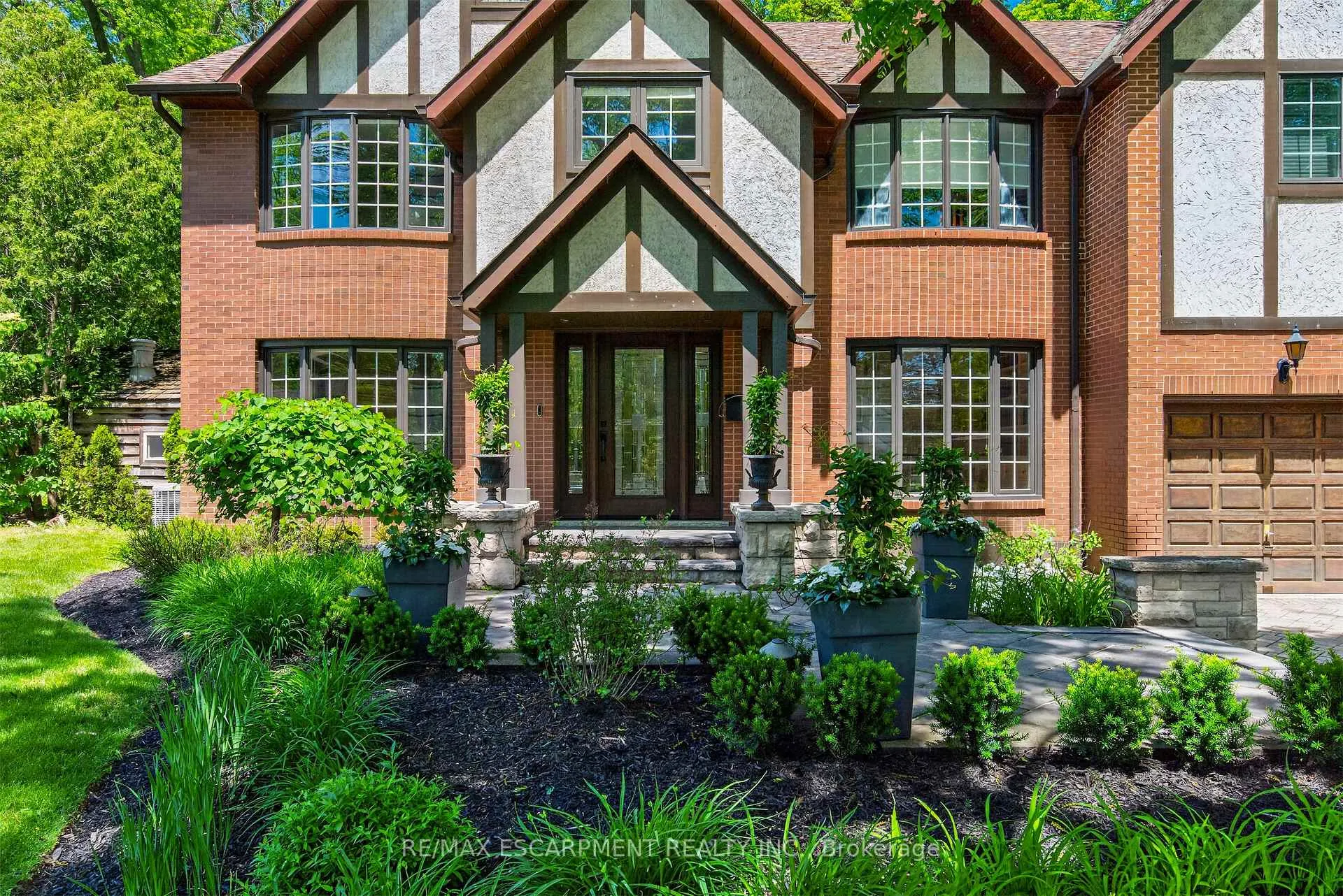 Photo 3 of 23 Lantern Lane, Hamilton, Dundas — HOMEH