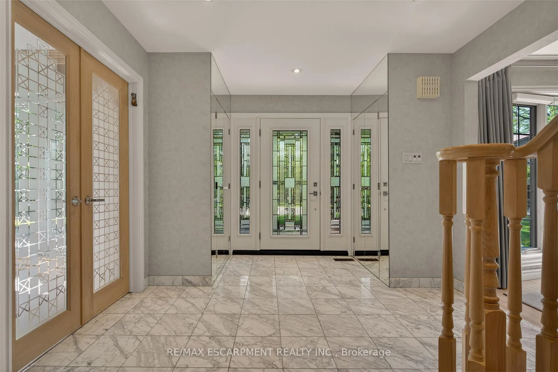 Photo 4 of 23 Lantern Lane, Hamilton, Dundas — HOMEH