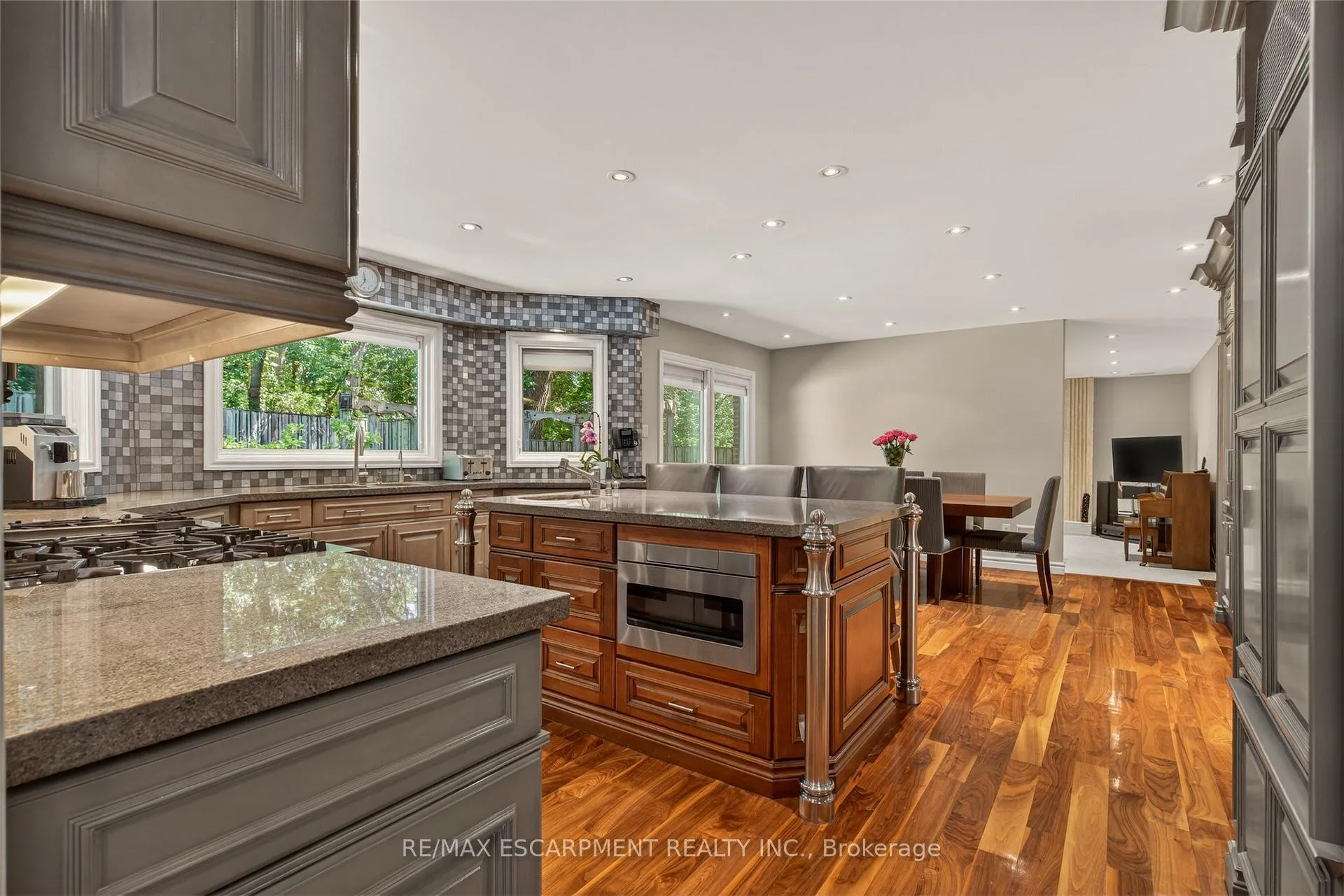 Photo 12 of 23 Lantern Lane, Hamilton, Dundas — HOMEH
