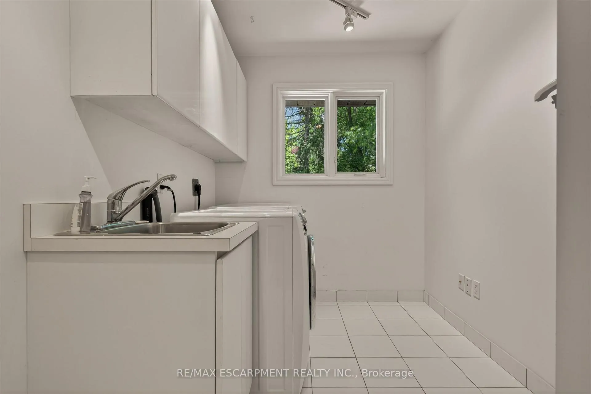 Photo 25 of 23 Lantern Lane, Hamilton, Dundas — HOMEH