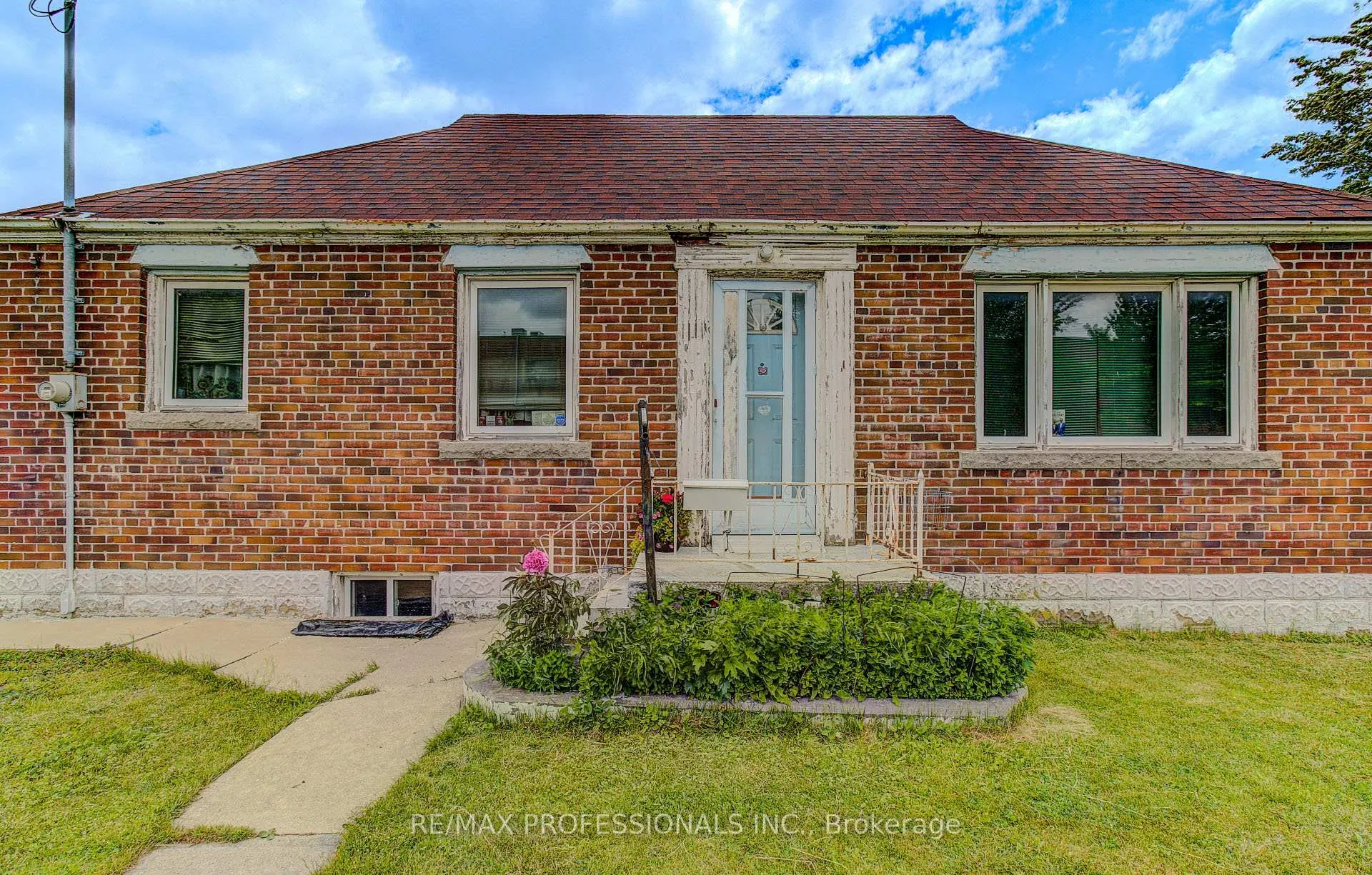 Photo 3 of 414 Melrose Street, Etobicoke, Mimico — HOMEH