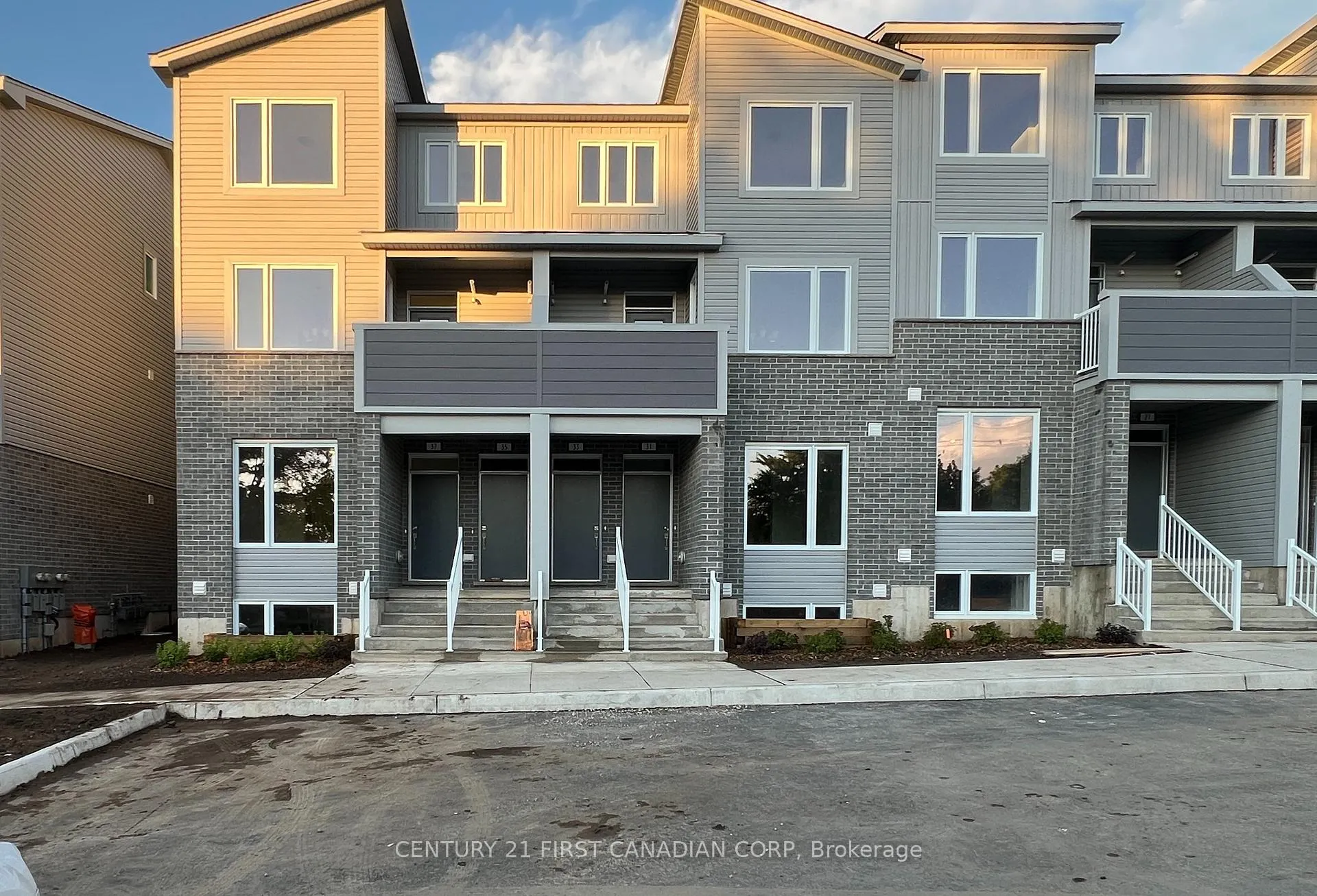 Photo 1 of Unit 37, 990 Deveron Crescent, London, South J — HOMEH
