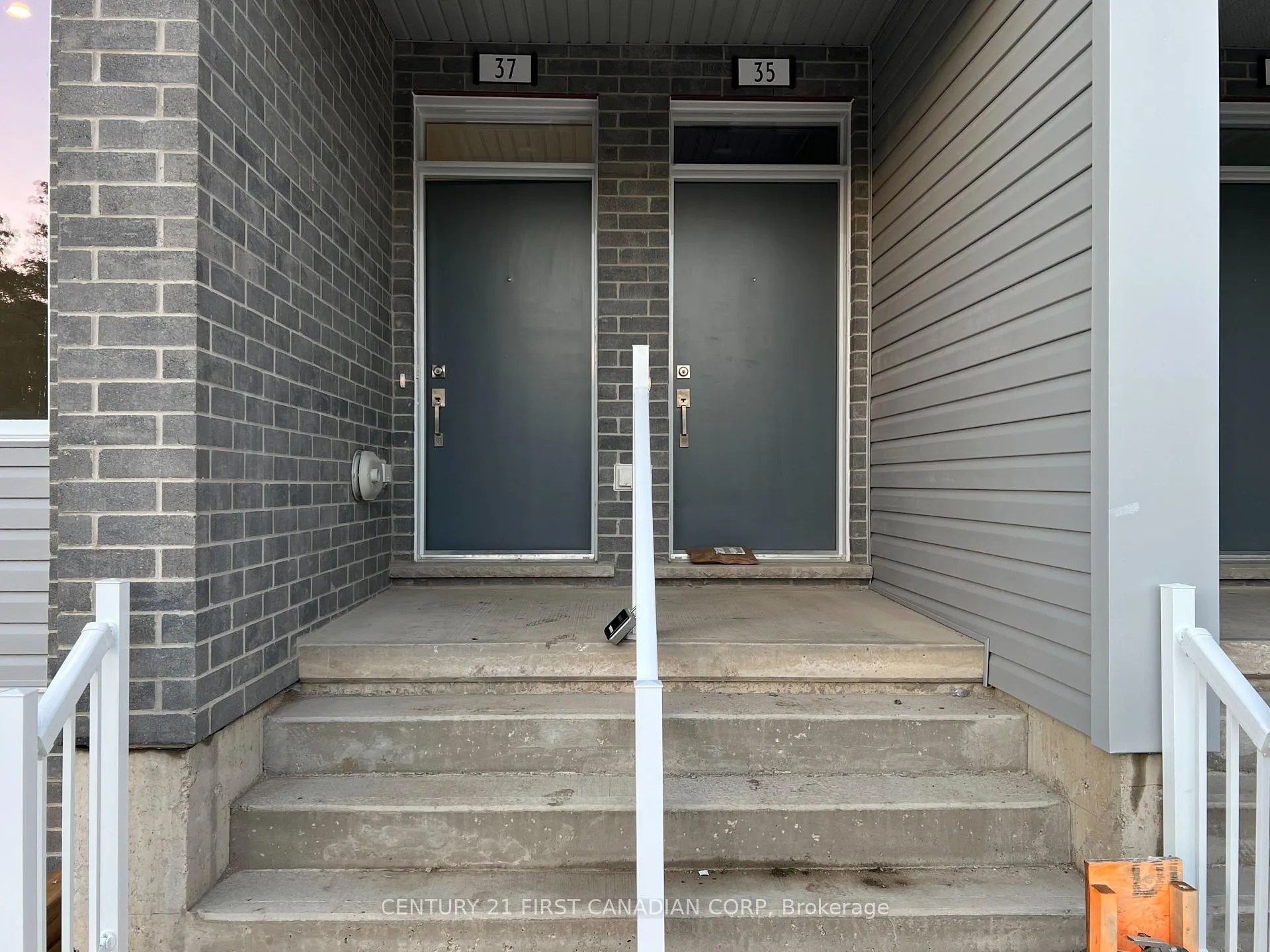 Photo 2 of Unit 37, 990 Deveron Crescent, London, South J — HOMEH