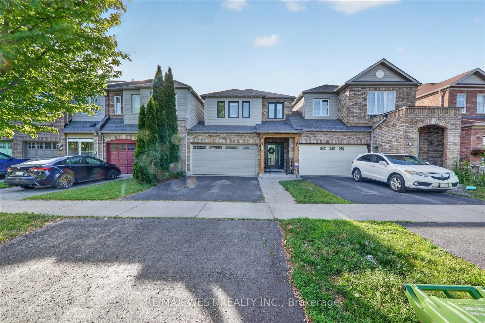 Photo 2 of 138 Gristone Crescent, Scarborough, Rouge — HOMEH