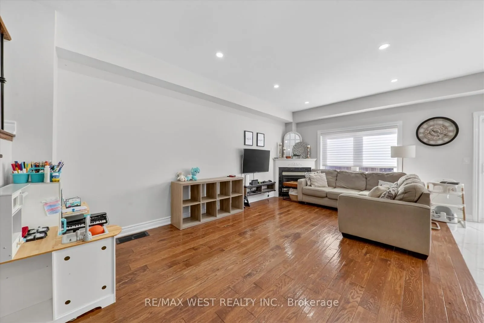 Photo 9 of 138 Gristone Crescent, Scarborough, Rouge — HOMEH