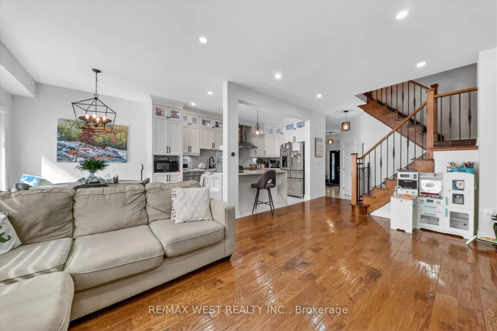Photo 12 of 138 Gristone Crescent, Scarborough, Rouge — HOMEH