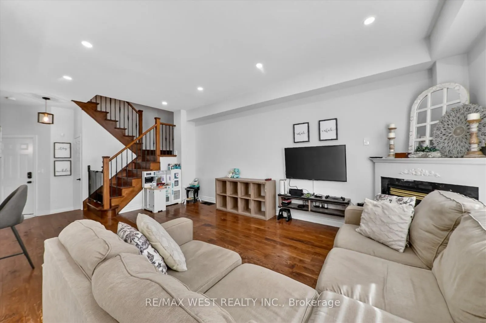 Photo 13 of 138 Gristone Crescent, Scarborough, Rouge — HOMEH