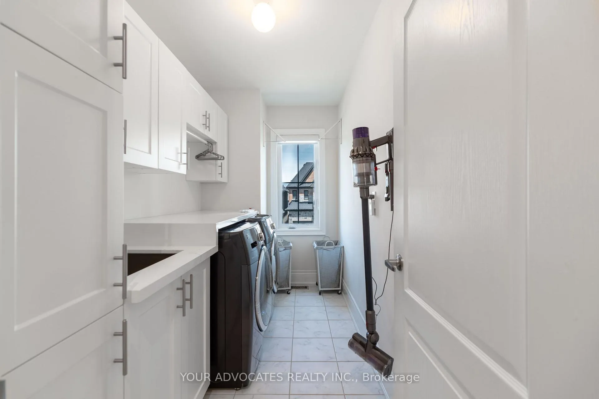 Photo 15 of 242 Cranbrook Crescent, Vaughan, Kleinburg — HOMEH