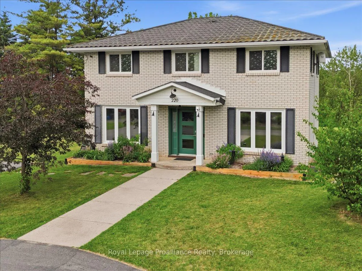 Photo 2 of 229 Henry Street, Stirling-Rawdon, Stirling Ward — HOMEH