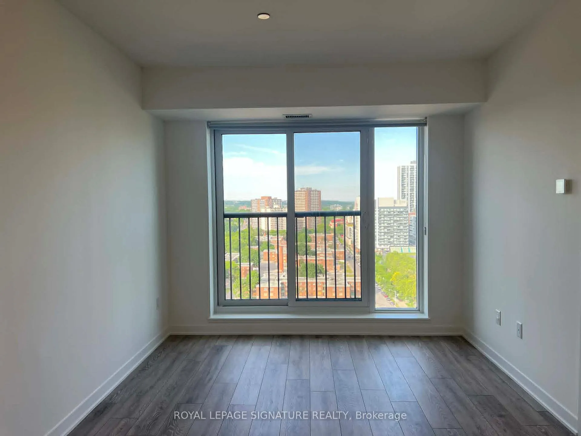 Photo 2 of 10 Oak Street, Toronto, Regent Park — HOMEH