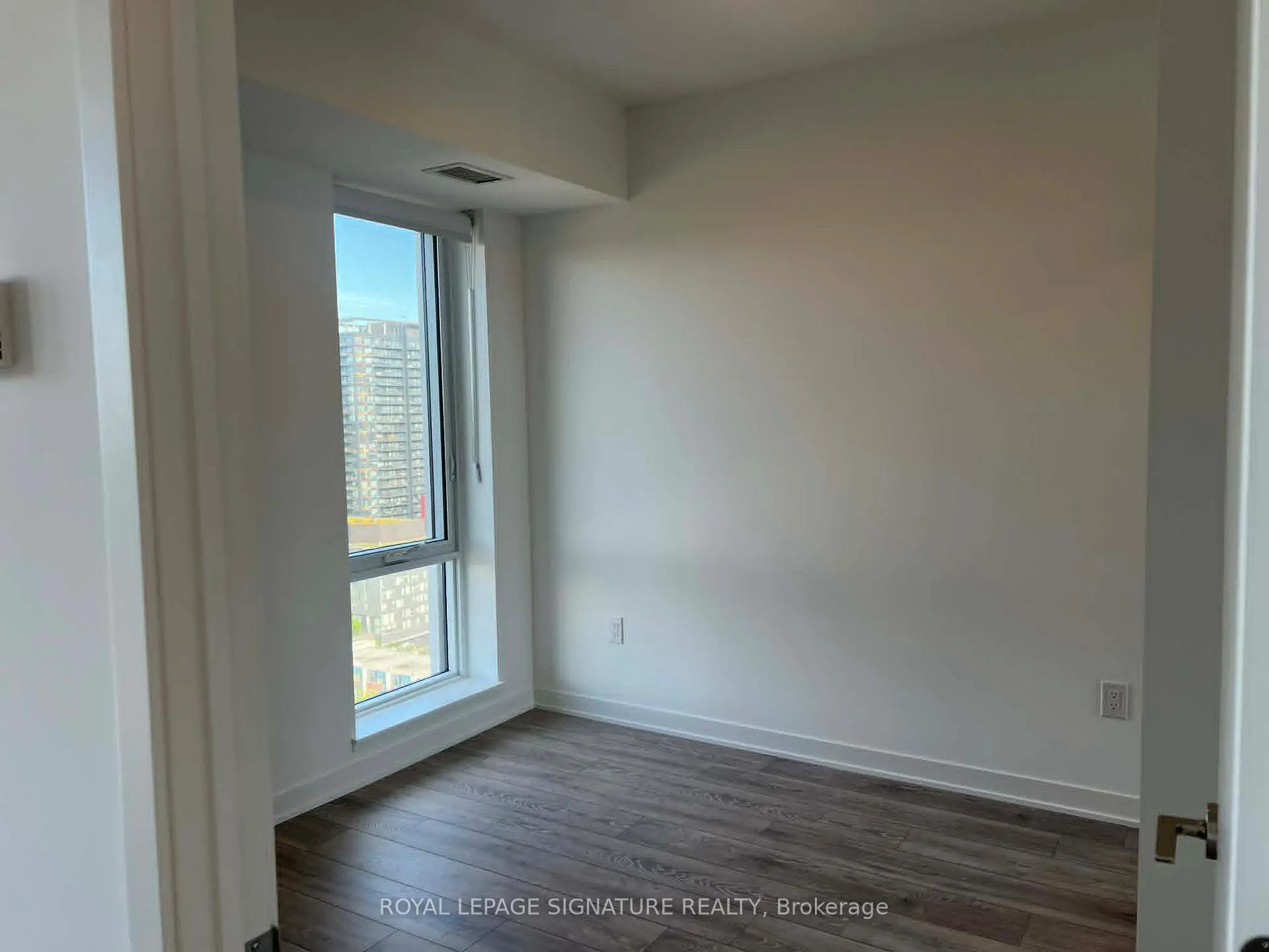 Photo 4 of 10 Oak Street, Toronto, Regent Park — HOMEH