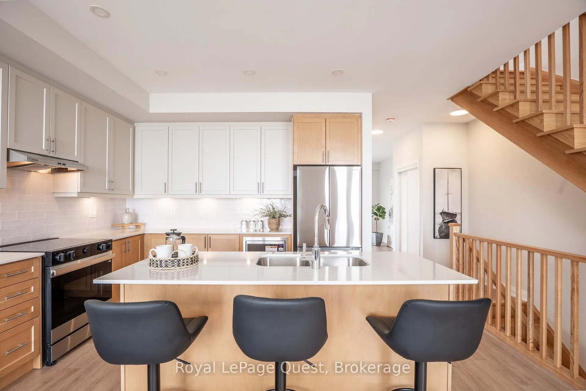 Photo 11 of 93 Lightfoot Drive, Orillia — HOMEH