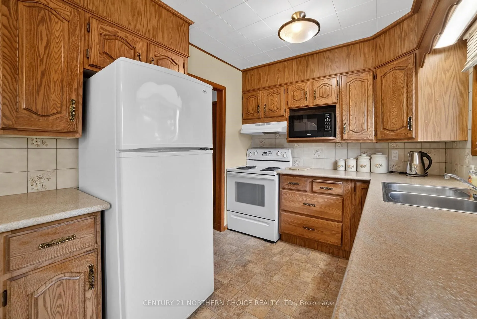 Photo 12 of 504 Beach Road, Kenora, Keewatin — HOMEH